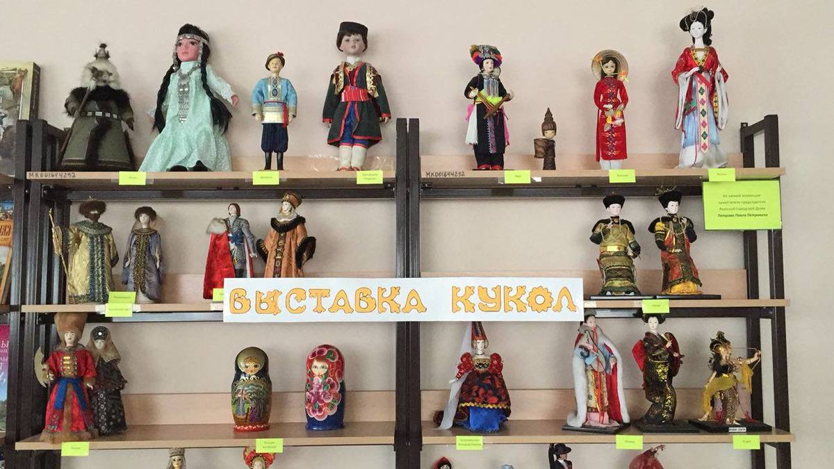 Депутат Гордумы Якутска Павел Петров устраивает выставку кукол
