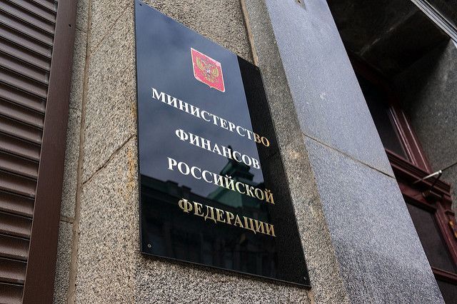 Минфин предлагает понизить курс рубля на 10%