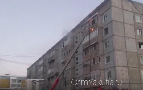 В Якутске во время пожара в многоквартирном доме жильцы оказались заблокированы на балконах