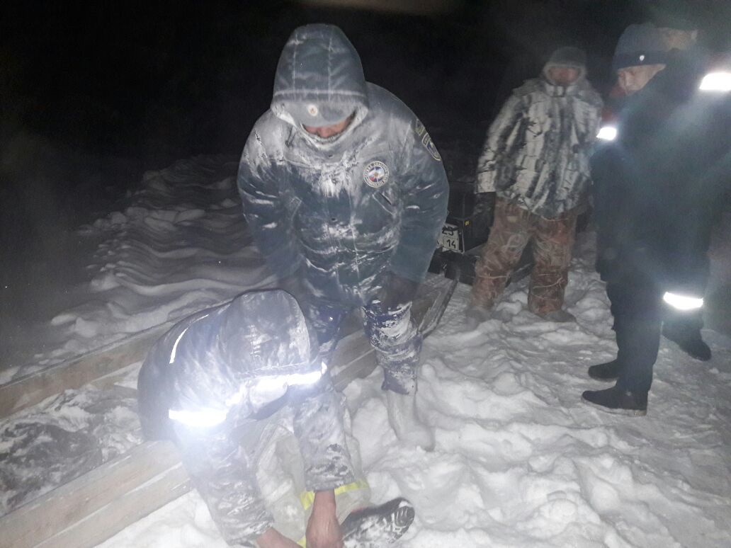 В результате дружной  работы спасателей, пожарных и волонтеров спасены три человека