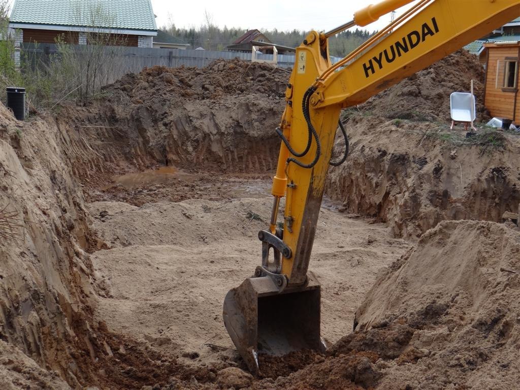 Следователи устанавливают обстоятельства травмирования ребенка при падении в строительный котлован