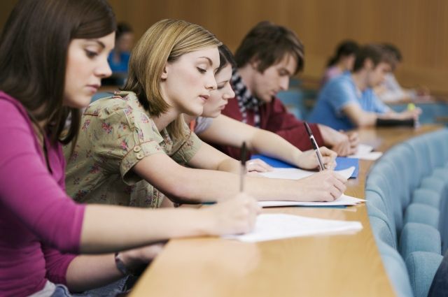 Рособрнадзор запретил прием студентов в два российских вуза