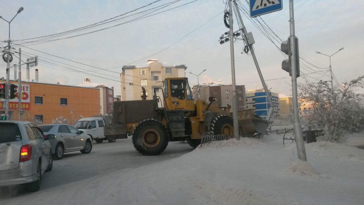 Фотовзгляд: На перекрестке в Якутске сбили видеокамеры ГИБДД