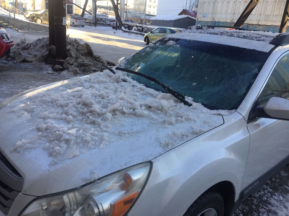 В Якутске снег с крыши Японского дома проломил стекло автомобиля
