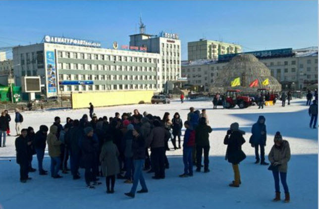 Организаторам акции "Он нам не Димон" в Якутске отказали в выдаче протоколов о задержании