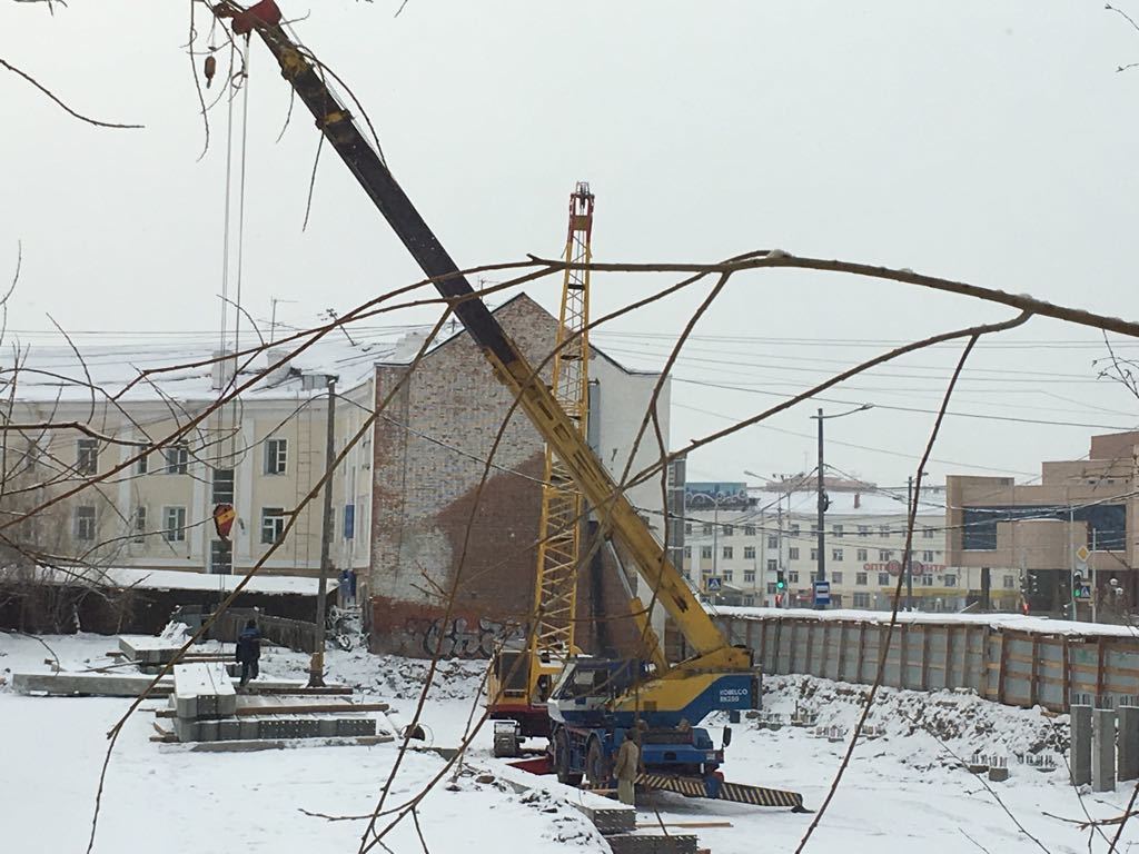 Застройщик продолжает строительство высотки в Якутске, несмотря на запрет