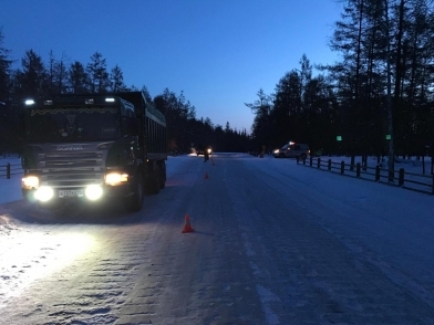В Якутии лежащий на дороге пенсионер насмерть задавлен большегрузом