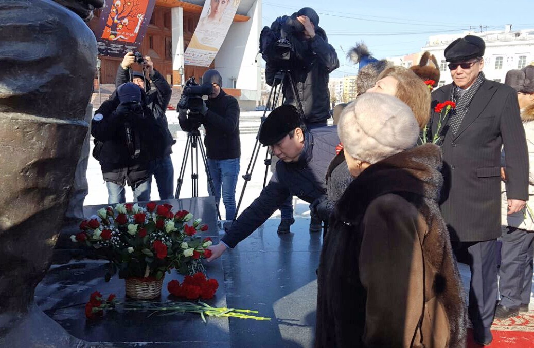 Якутяне возложили цветы к памятнику Алексея Кулаковского