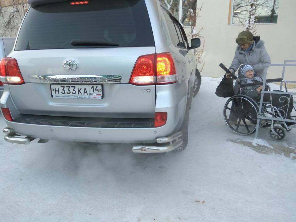 В Якутске ребенок на инвалидной коляске "помешал" водителю внедорожника припарковаться у пандуса