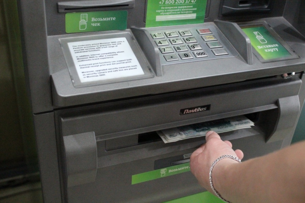 Снятие наличных вполне может стать платным во всех банкоматах РФ