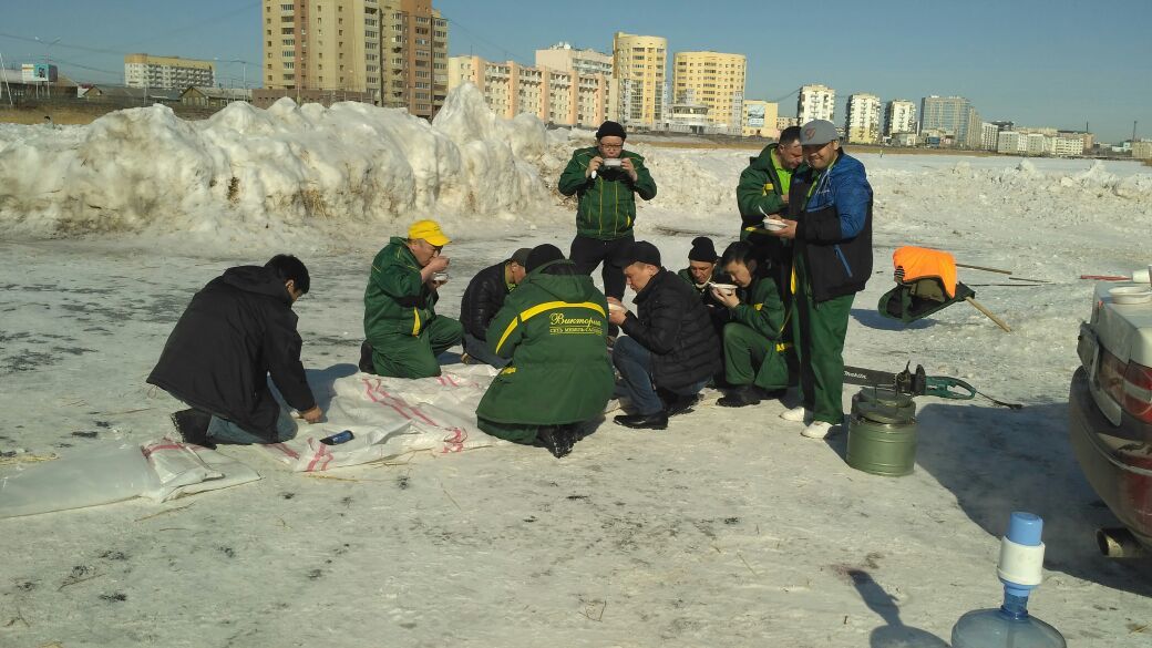 Фотовзгляд: После зачистки льда команда "Виктории" обедает на кристально чистом озере Сайсары