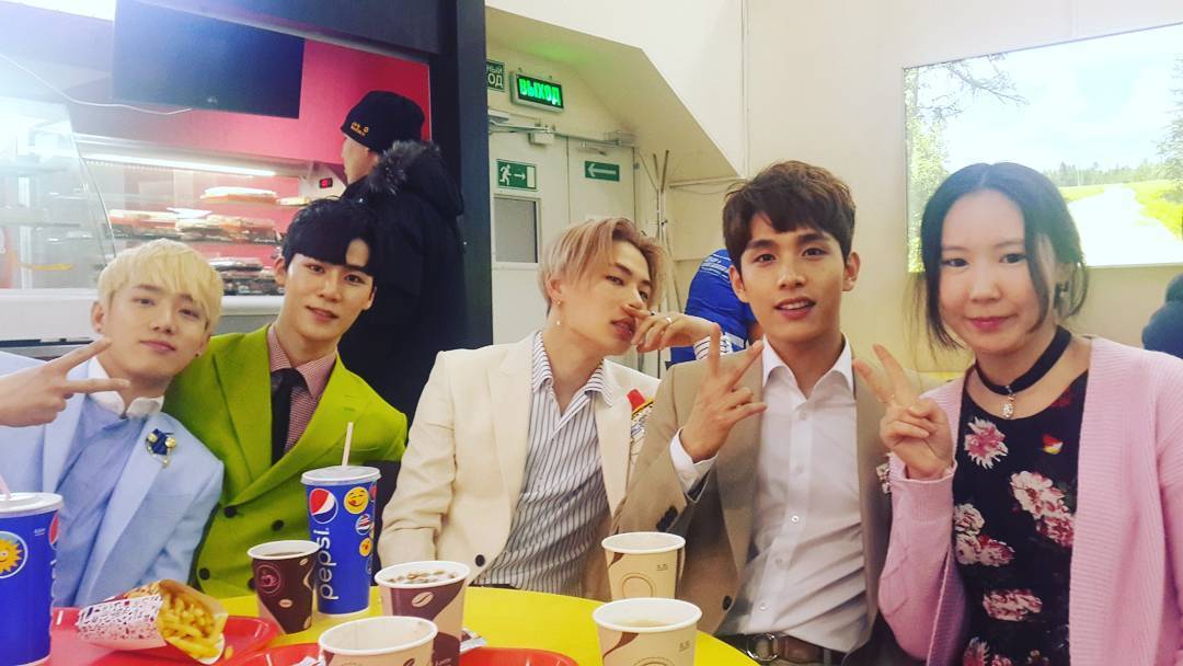 Участники корейской группы восхитили якутянок своей красотой