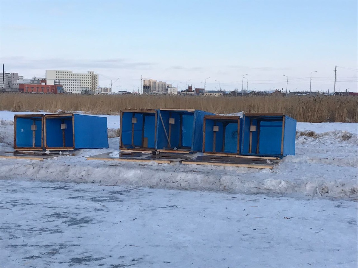 Туалетные кабинки с озера Сайсары демонтированы