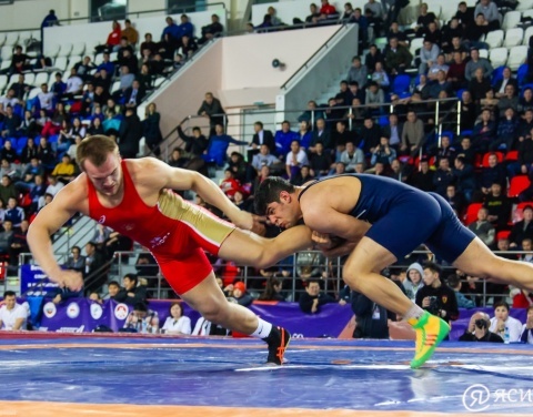 В Якутске проходит представительный международный турнир по вольной борьбе среди юниоров