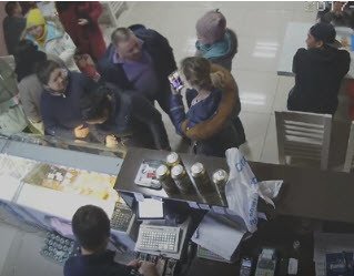 В Сети опубликовано полное видео конфликта между мужчиной и женщиной с ребенком в ТЦ "Пирамида"