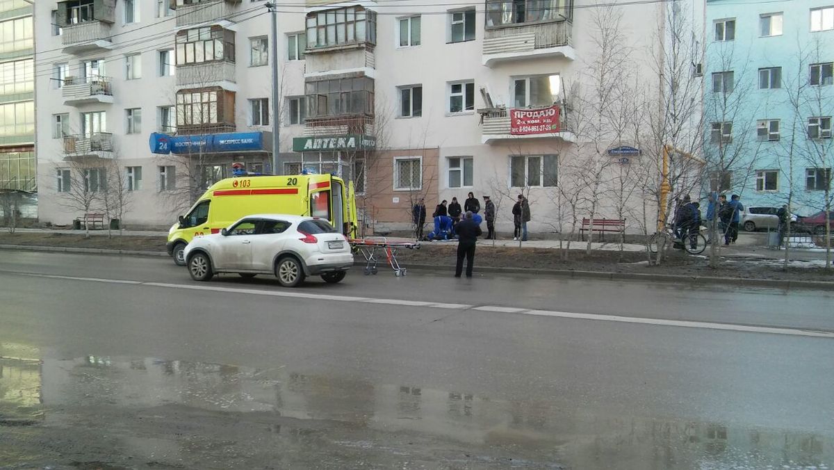 В центре Якутска с балкона 3-го этажа выпал мужчина