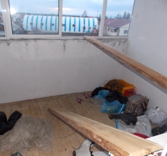 В Якутии двое малолетних детей выпали с балкона третьего этажа