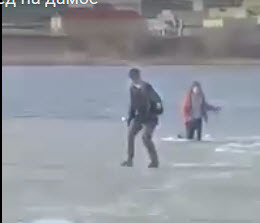 В Якутске девочка провалилась под лед (+видео)