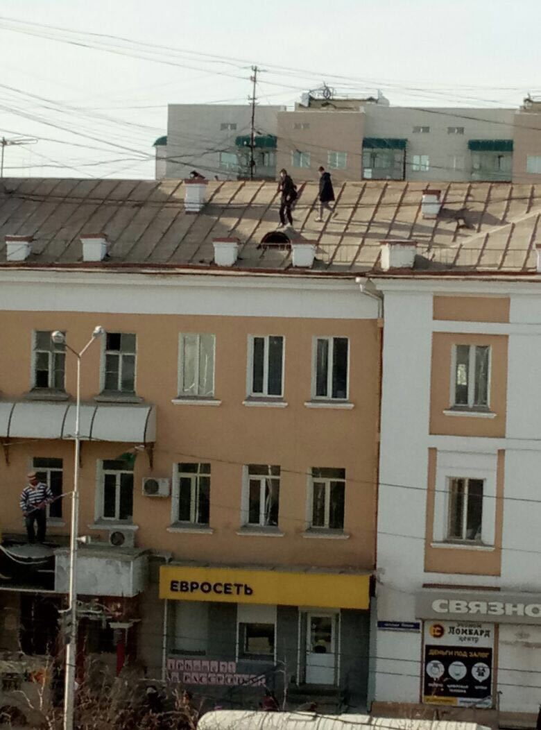 Подростки забрались на крышу здания в центре Якутска