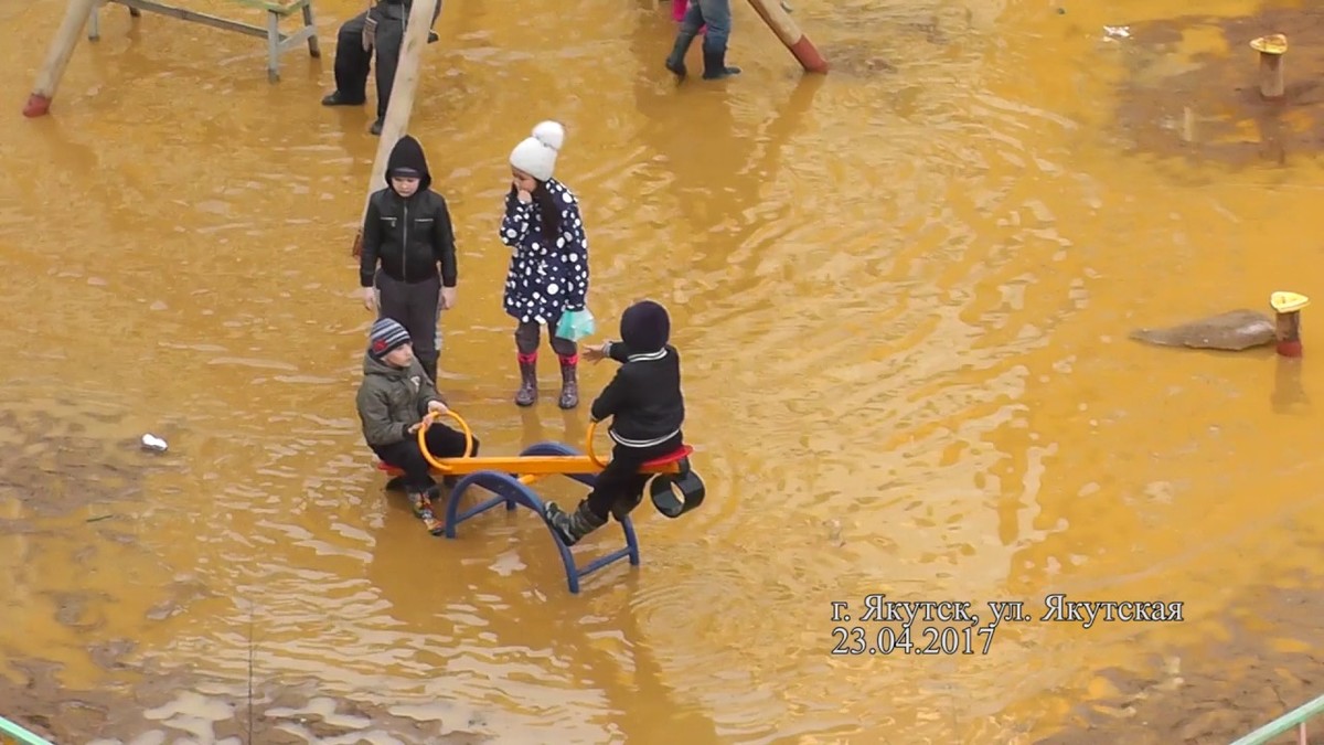 Администрация Якутска заинтересовалась роликом с затопленной детской площадкой