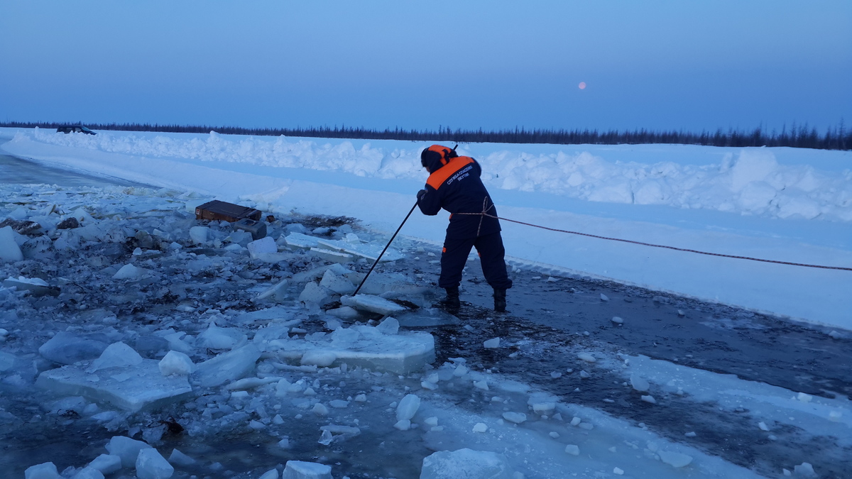 В Среднеколымском улусе под лед провалился грузовик