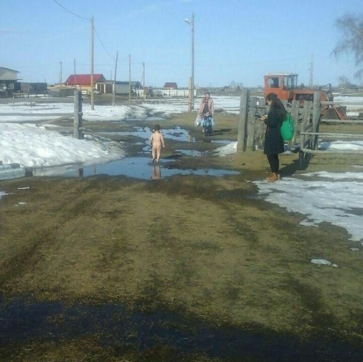 Раздетым малышом, бродящим по сельской улице, заинтересовался Следком Якутии