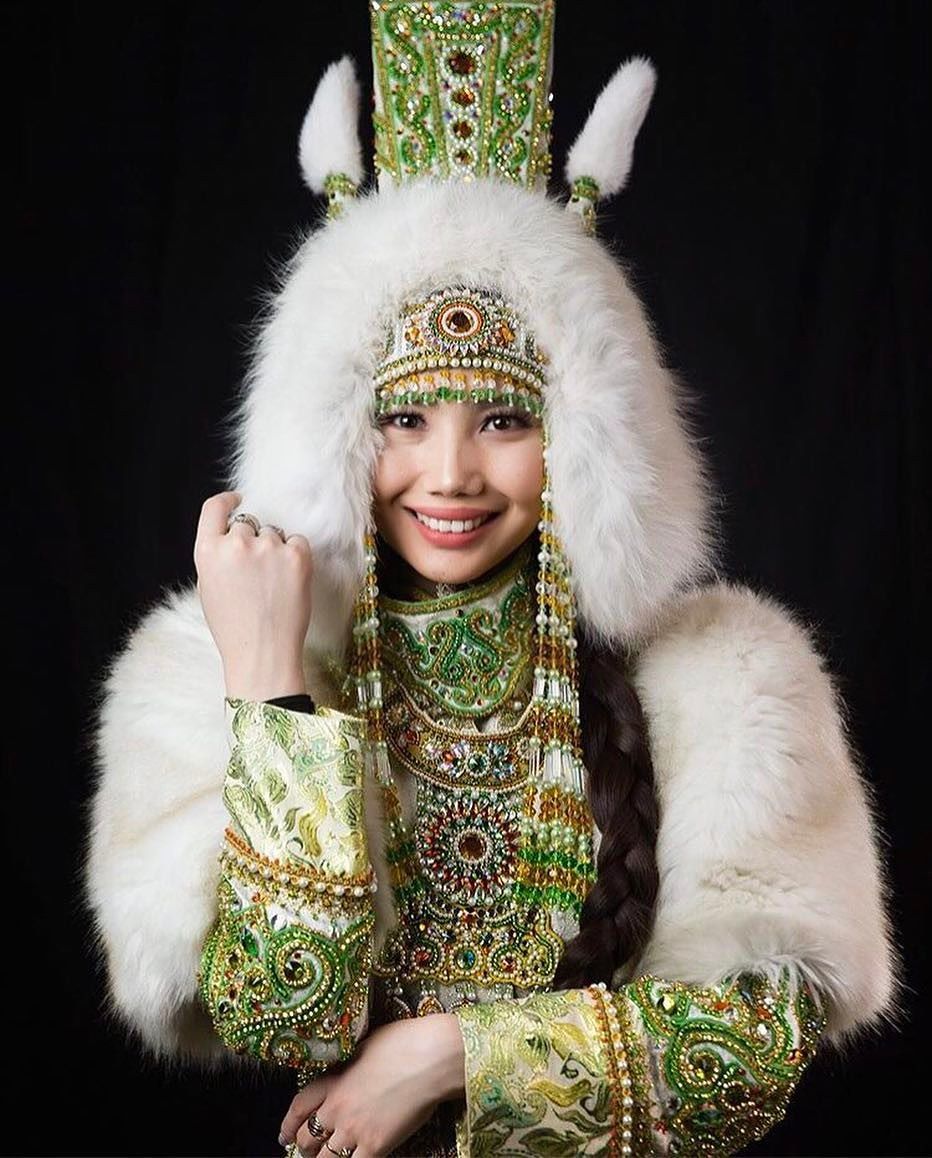 Анжелика Назарова продемонстрировала национальный костюм от Августины Филипповой (+видео)