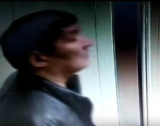 Похитителей входной двери в 203 микрорайоне зафиксировала видеокамера