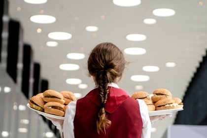 Минздрав предложил ограничить рекламу фастфуда и газировки