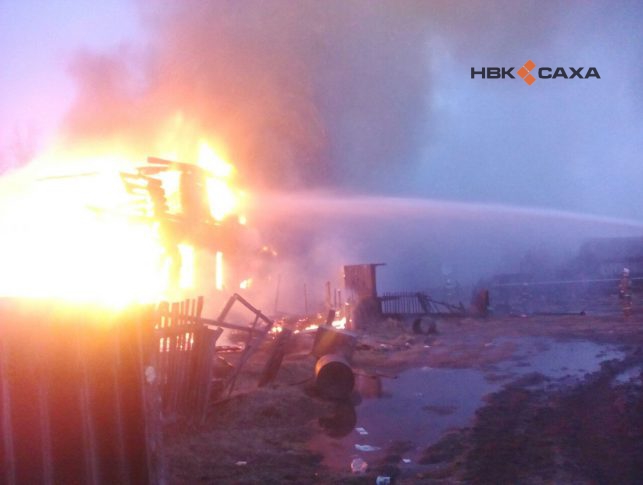 В Нюрбе пожарные не смогли спасти многоквартирный дом, находясь рядом