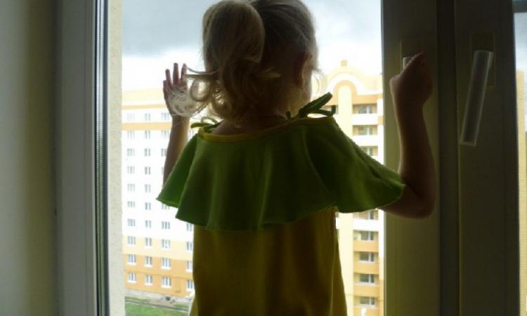 Четырехлетняя девочка выпала из окна общежития в Нерюнгри