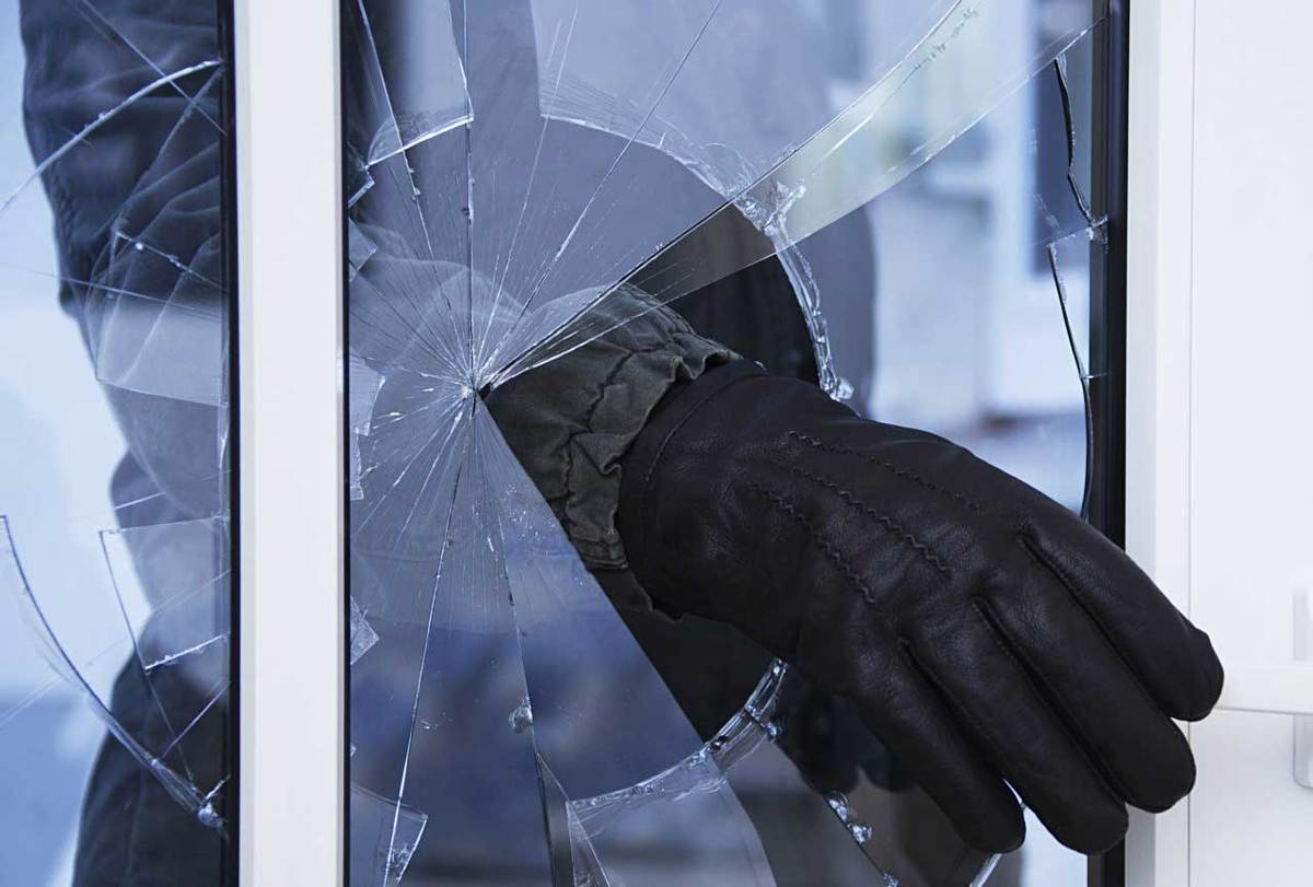 В Якутии пожилая женщина пробралась в дом соседей и похитила посуду