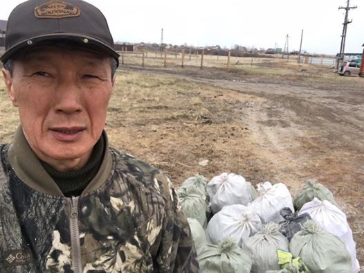 Министр связи Якутии собрал 17 мешков мусора возле своей дачи