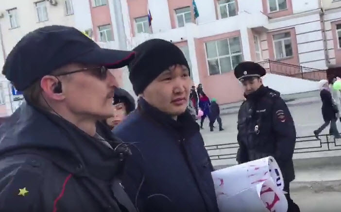 Члена движения "Народная воля" во время пикетирования задержали на первомайской демонстрации в Якутске (+видео)