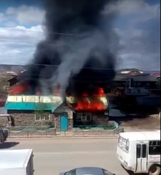 Видеофакт: В Якутске горит магазин "Верба"
