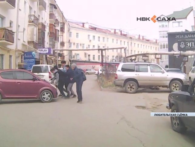 В Якутске автомобиль наехал на школьников