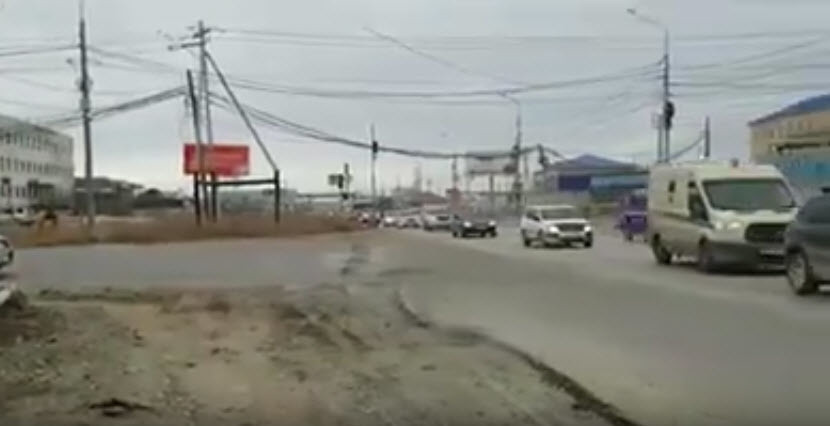 Рабочие "Дорисс" сняли некачественно положенный асфальт в Якутске (+видео)