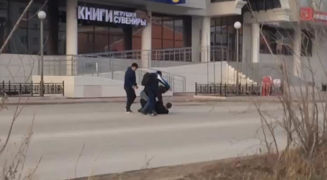 В Якутске водитель «Toyota Probox» остановил расправу, врезавшись в толпу (+видео)