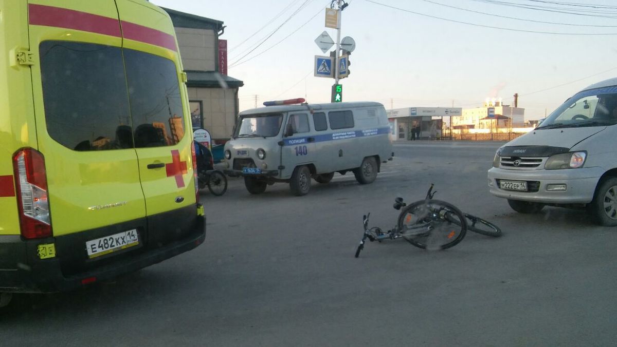 Фотовзгляд: В Якутске сбили велосипедиста