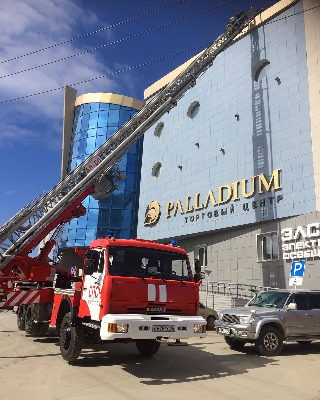 Фотовзгляд: В Якутске эвакуировали торговый центр "Палладиум"