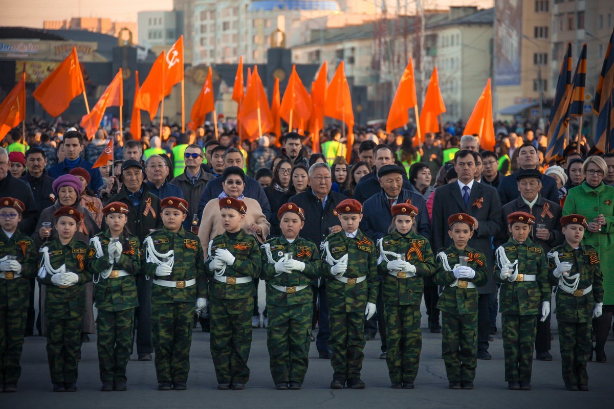 Егор Борисов вместе с тысячами якутян принял участие в патриотической акции «Свеча памяти»