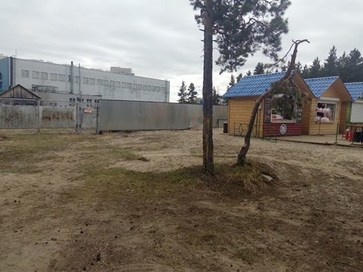 Калитка - это вход на еврейское кладбище, рядом, кстати и мусульманское.