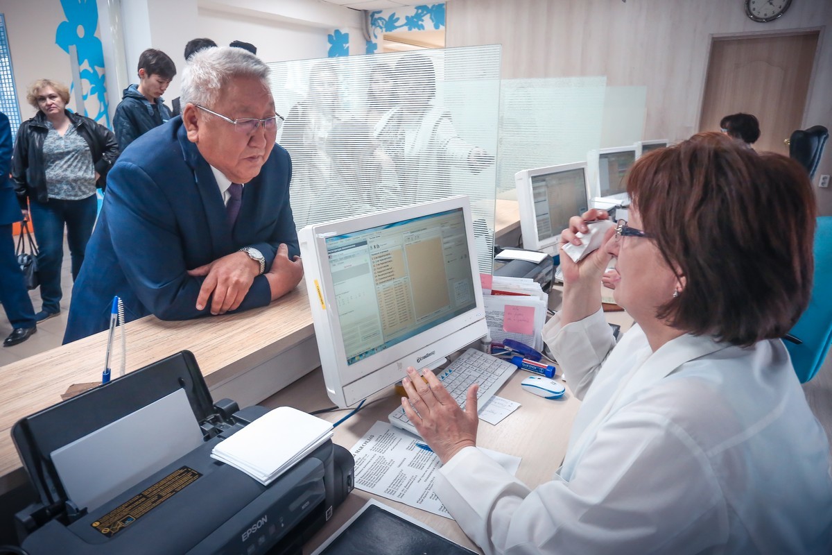 Егор Борисов совершил незапланированный объезд социальных объектов и улиц Якутска