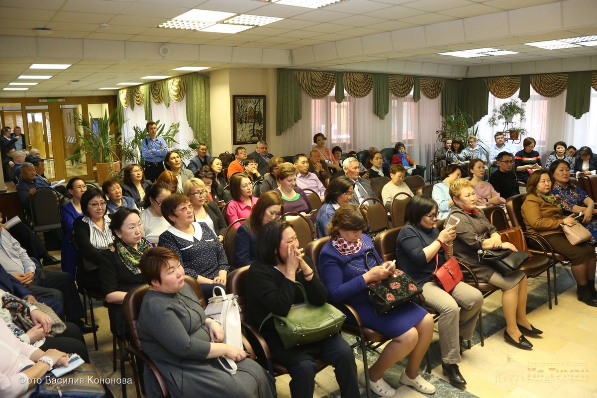 Парламентарии обсуждают кандидатуры в новый состав Общественной палаты Якутии