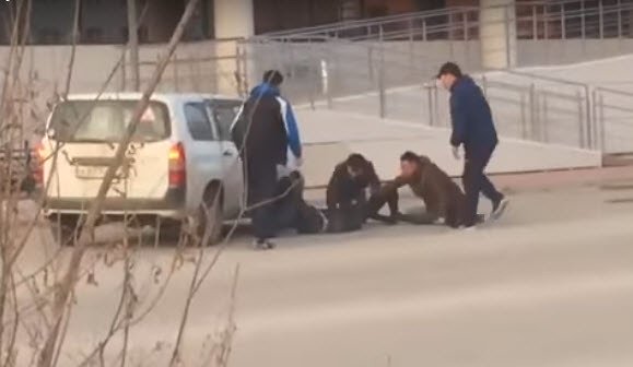 Подробности драки в Якутске, остановленной "Тойотой Пробокс"