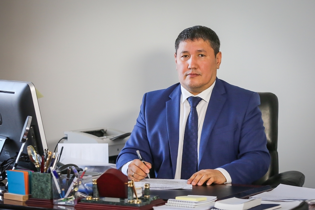 Министр здравоохранения республики поздравляет медсестер с профессиональным праздником