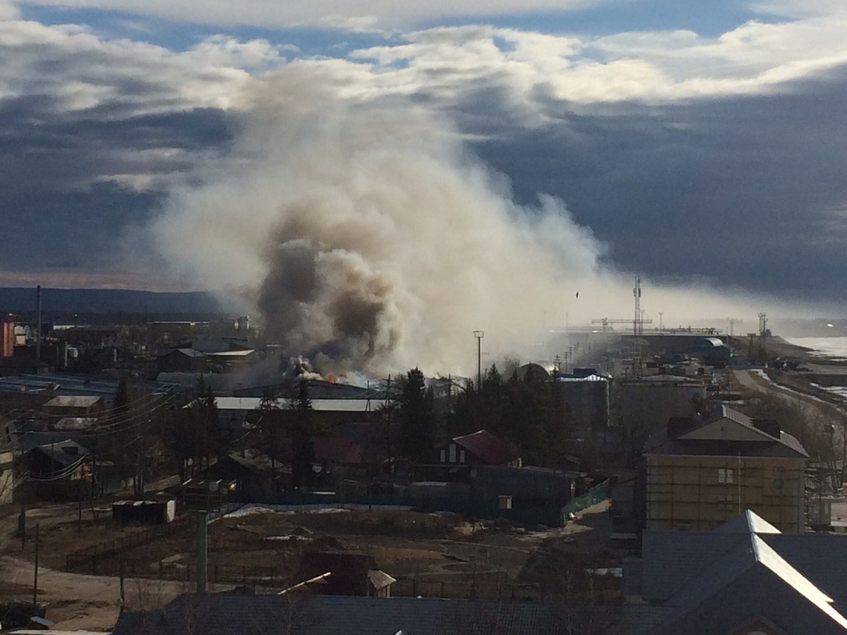 Фотовзгляд: В Ленске горит рынок