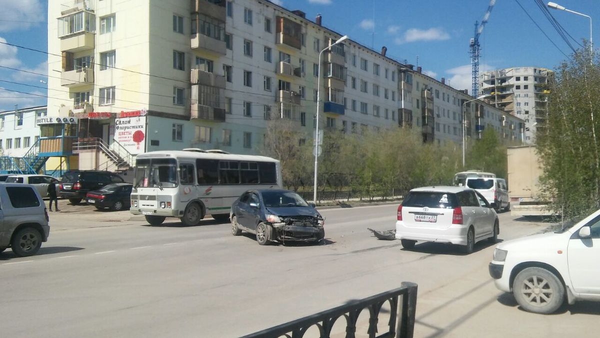 Фотовзгляд: На улице Дзержинского в Якутске столкнулись несколько автомобилей