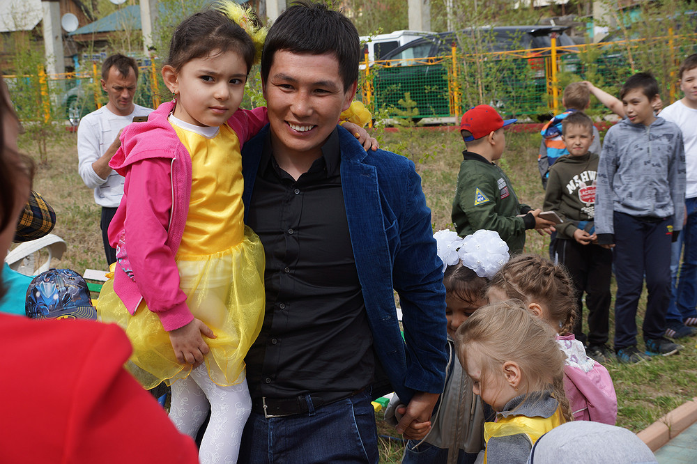 Виктор Лебедев подарил площадку детсаду в Кангалассах
