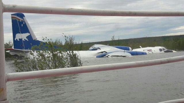 В "Полярных авиалиниях" разъяснили, почему их самолет находится в воде